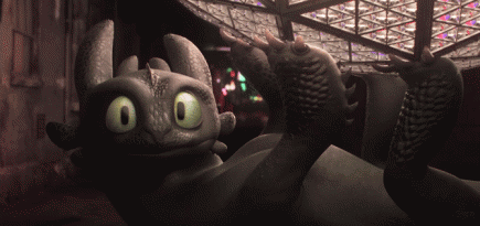 Дракон Беззубик играет с шаром с Таймс-сквер в проморолике продолжения «Как приручить дракона»