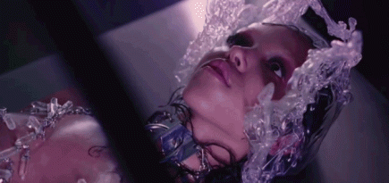 Dior времен Джона Гальяно, Versace и кибербарокко: чем интересен клип A$AP Rocky и FKA Twigs