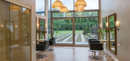 Где сделать маникюр с видом на Ботанический сад или Красную площадь