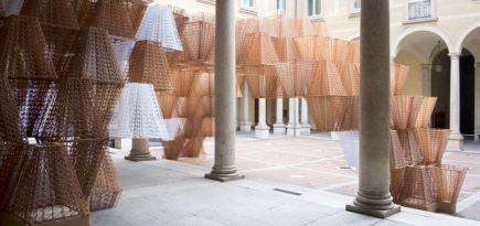 Как выглядит инсталляция COS из биопластика в итальянском палаццо