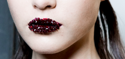Как повторить макияж с показа Frankie Morello с губами в кристаллах