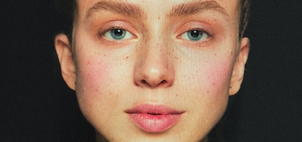 Как повторить макияж с румянцем и веснушками с показа Issey Miyake