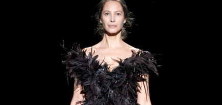 Кристи Тарлингтон вышла на подиум после 20-летнего перерыва