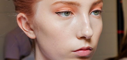 Широкие брови, веснушки и другие бьюти-тренды весны