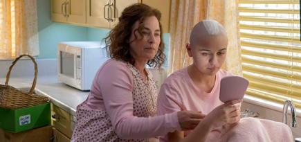 Хлоя Севиньи и Патриция Аркетт в трейлере сериала «The Act»