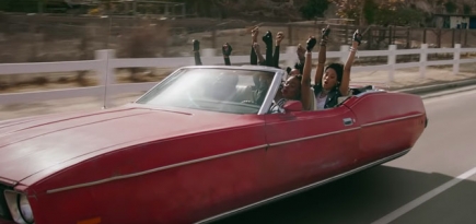 Жанель Монэ катается на красном Ford Mustang в клипе на песню «Crazy, Classic, Life»