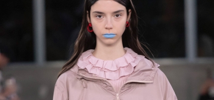 Как повторить макияж с голубыми губами с показа Valentino
