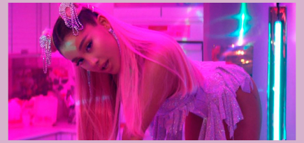 Ариана Гранде отдыхает с подругами в видео на песню «7 Rings»