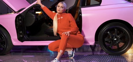 Кайли Дженнер позирует на фоне розового автомобиля в новой съемке для adidas