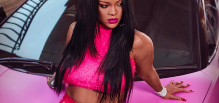 Рианна выпустила «краску» для губ неоново-розового оттенка