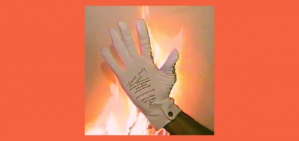 Приглашением на показ новой мужской коллекции Louis Vuitton стала перчатка Майкла Джексона