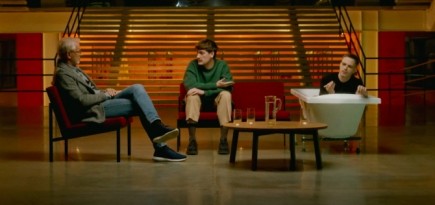 Александр Гудков выясняет отношения с современным искусством в видео «Гаража»