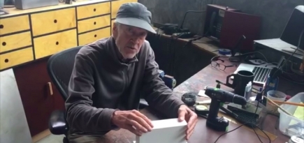 Дэвид Линч показал, как он самостоятельно сделал подставку для микрофона