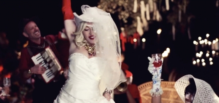 Мадонна танцует в свадебном платье и ковбойской шляпе в видео на песню «Medellín»