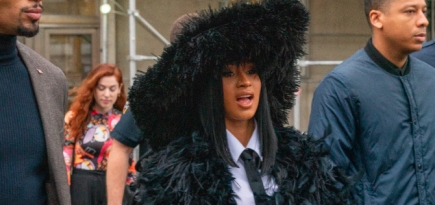 Cardi B приехала на заседание суда в «королевском» плаще