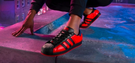 adidas выпустил новую версию кроссовок Superstar, вдохновленную Человеком-пауком