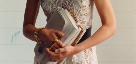 Alexander McQueen представил новую сумку The Story Shoulder