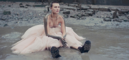 Режиссер клипов Massive Attack и Radiohead снял фильм о новой коллекции Alexander McQueen