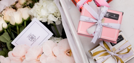 Теперь букет из студии Amnesia можно дополнить десертом от «Кофемании»