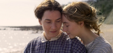 Кейт Уинслет и Сирша Ронан влюбляются друг в друга в трейлере фильма «Аммонит»