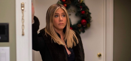 Дженнифер Энистон поделилась архивным снимком с отцом в честь Рождества