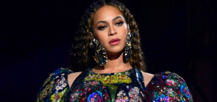 Бейонсе подарила близким подвески на память о 2020-м — с поднятым вверх средним пальцем