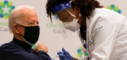 Джо Байден привился от коронавируса в прямом эфире