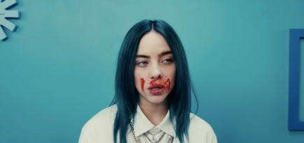 Билли Айлиш поёт на фоне ярких стен в видео на трек «Bad Guy»