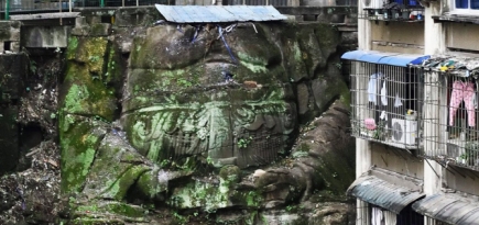 При расчистке многоэтажки в Китае обнаружили огромную статую Будды