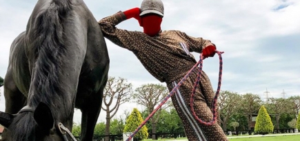 Burberry выпустил съемку с анонимным инстаграм-аккаунтом о моде @Checking_Invoices