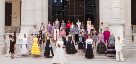 Каролин де Мегрэ обсудила кутюрный показ Chanel с Софией Копполой, Маргарет Куэлли и другими подругами дома