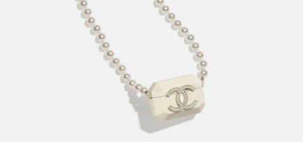Chanel выпустил чехлы для AirPods с цепочками и жемчугом