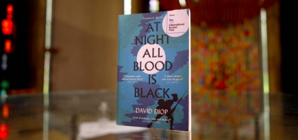 Международную Букеровскую премию впервые получил писатель из Франции — Давид Диоп