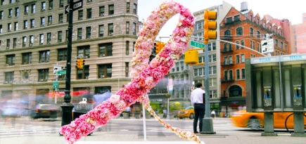 Estée Lauder продолжает кампанию по борьбе с раком груди