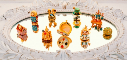 В ЦУМе покажут драгоценные пудреницы и флаконы для твердых духов Estée Lauder