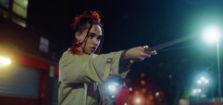 FKA Twigs идет по ночной улице и сражается на мечах в клипе «Sad Day»