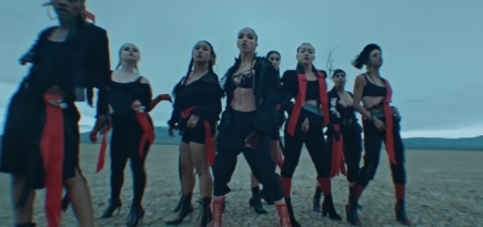 FKA Twigs танцует и поет в пустыне в видео на трек «Holy Terrain»