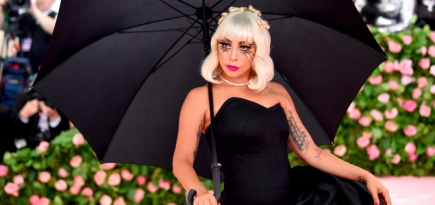 Леди Гага опубликовала на билбордах обращения к врачам, которые борются с коронавирусом