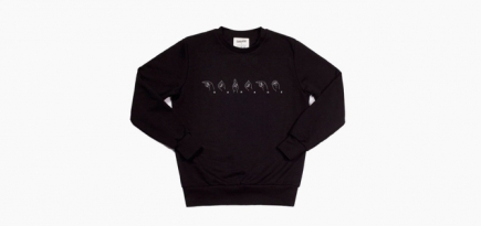 «Гараж» выпустил футболки и свитшоты с надписями на международном жестовом языке