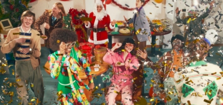 Gucci выпустил праздничную кампанию, снятую в духе офисной вечеринки