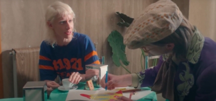 Сильвия Кальдерони отдыхает в кафе во втором эпизоде мини-сериала Gucci