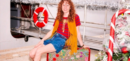 Модели позируют с мишурой на пляже в рождественской кампании Gucci