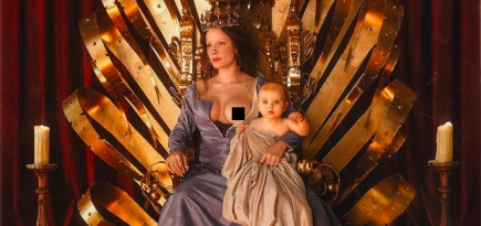 Холзи снялась с обнаженной грудью и младенцем на руках для обложки нового альбома