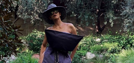 Холли Берри приняла участие в челлендже с превращением подушки в платье