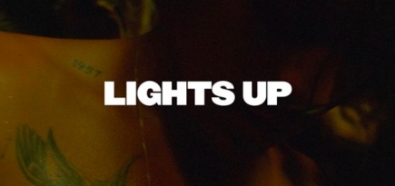 Гарри Стайлз отдыхает на вечеринке и катается на мотоцикле в клипе «Lights Up»