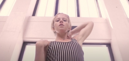 Женя Борзых изображает инструктора по плаванию в клипе «Нежно» группы «СБПЧ»