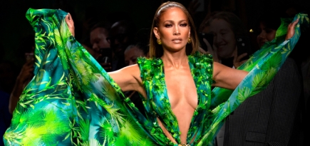 Новую версию зеленого платья Дженнифер Лопес от Versace можно купить