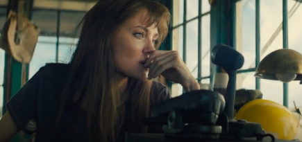 Анджелина Джоли спасает мальчика от убийц в трейлере фильма «Те, кто желает мне смерти»