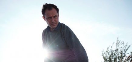 Кинотеатр «Октябрь» покажет первый эпизод мини-сериала с Джудом Лоу «Третий день»