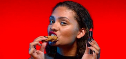 KFC выпустила губную помаду со вкусом острых куриных крылышек